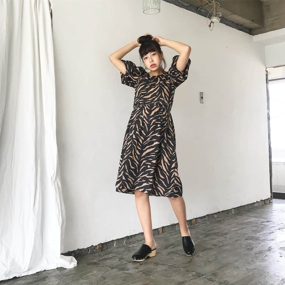 知念美加子さんのインスタグラム写真 - (知念美加子Instagram)「Todays coordinate 😋 ・ ・ 下北の古着でみつけて、着るのを楽しみにしてたのに、行方不明になってたワンピース🤣❤️ ・ ・ 引っ越し作業中発見して、ギリギリ東京で着れて良かった❤️笑 ぽんぽこりんにも着れるウエストゴムでラッキー🤞 ・ ・ ・ Dress #vintage Shoe @zara ・ #coordinate #ootd #fashion #stylist #フリマの日 #🐅 #マタニティコーデ  #オシャレは自由 #ちねんすたいる」7月28日 0時06分 - chinenmikako