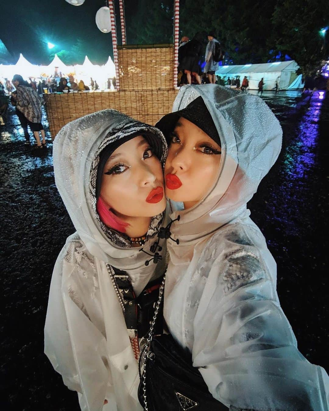 AMIさんのインスタグラム写真 - (AMIInstagram)「昨日の夜から @fujirock_jp フジロックへ🦋 展示会終わってそのまま新幹線に飛び乗って、ギリギリケミカル間に合った🥺✨ 数年ぶりのフジロックは楽し過ぎて時間を忘れてしまうほど踊った🕺💋google pixcelの夜景モードは夜でも明るく撮れる❤️ #pixcelで撮影  #フジロック」7月28日 0時06分 - amixxamiaya