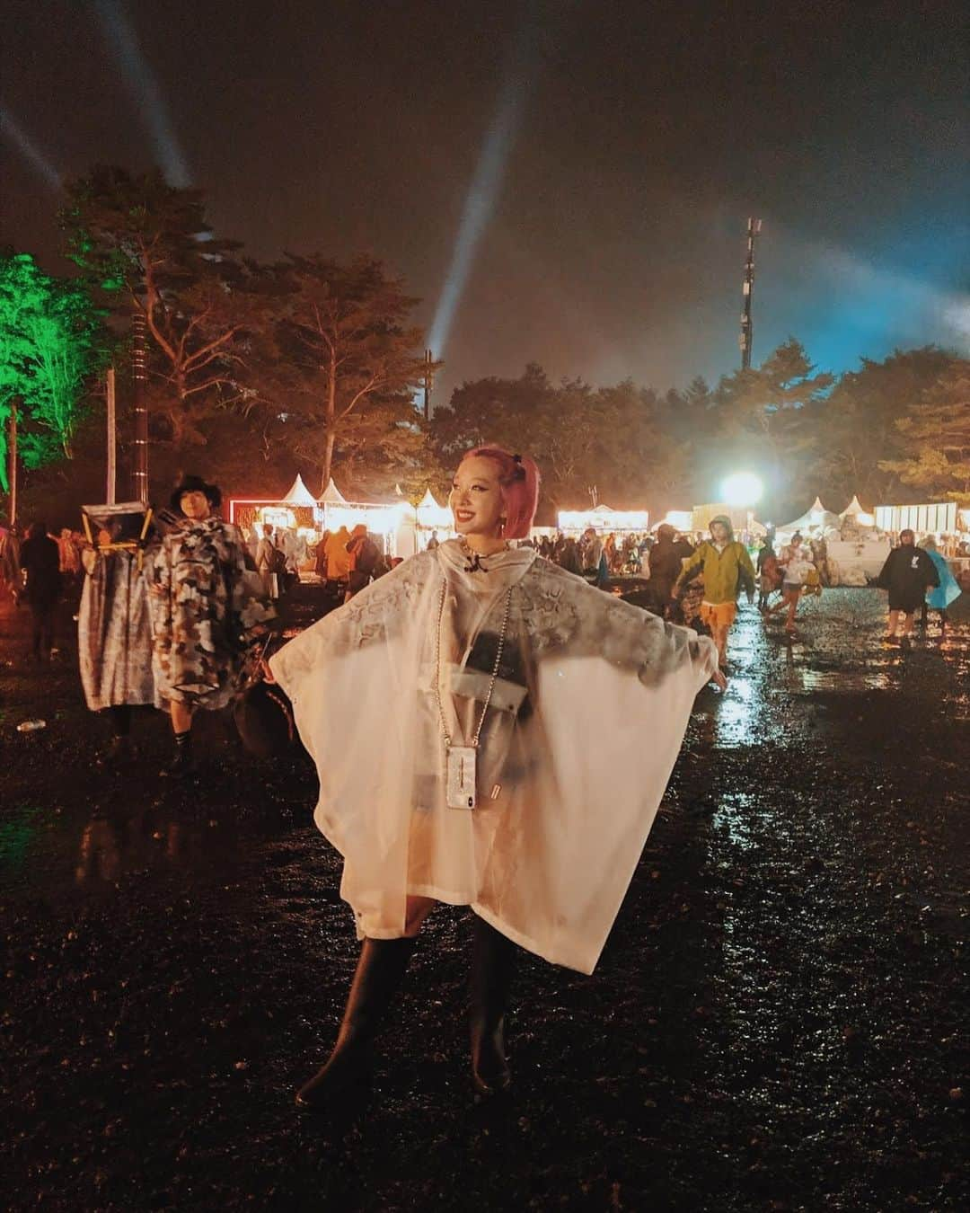 AMIさんのインスタグラム写真 - (AMIInstagram)「昨日の夜から @fujirock_jp フジロックへ🦋 展示会終わってそのまま新幹線に飛び乗って、ギリギリケミカル間に合った🥺✨ 数年ぶりのフジロックは楽し過ぎて時間を忘れてしまうほど踊った🕺💋google pixcelの夜景モードは夜でも明るく撮れる❤️ #pixcelで撮影  #フジロック」7月28日 0時06分 - amixxamiaya