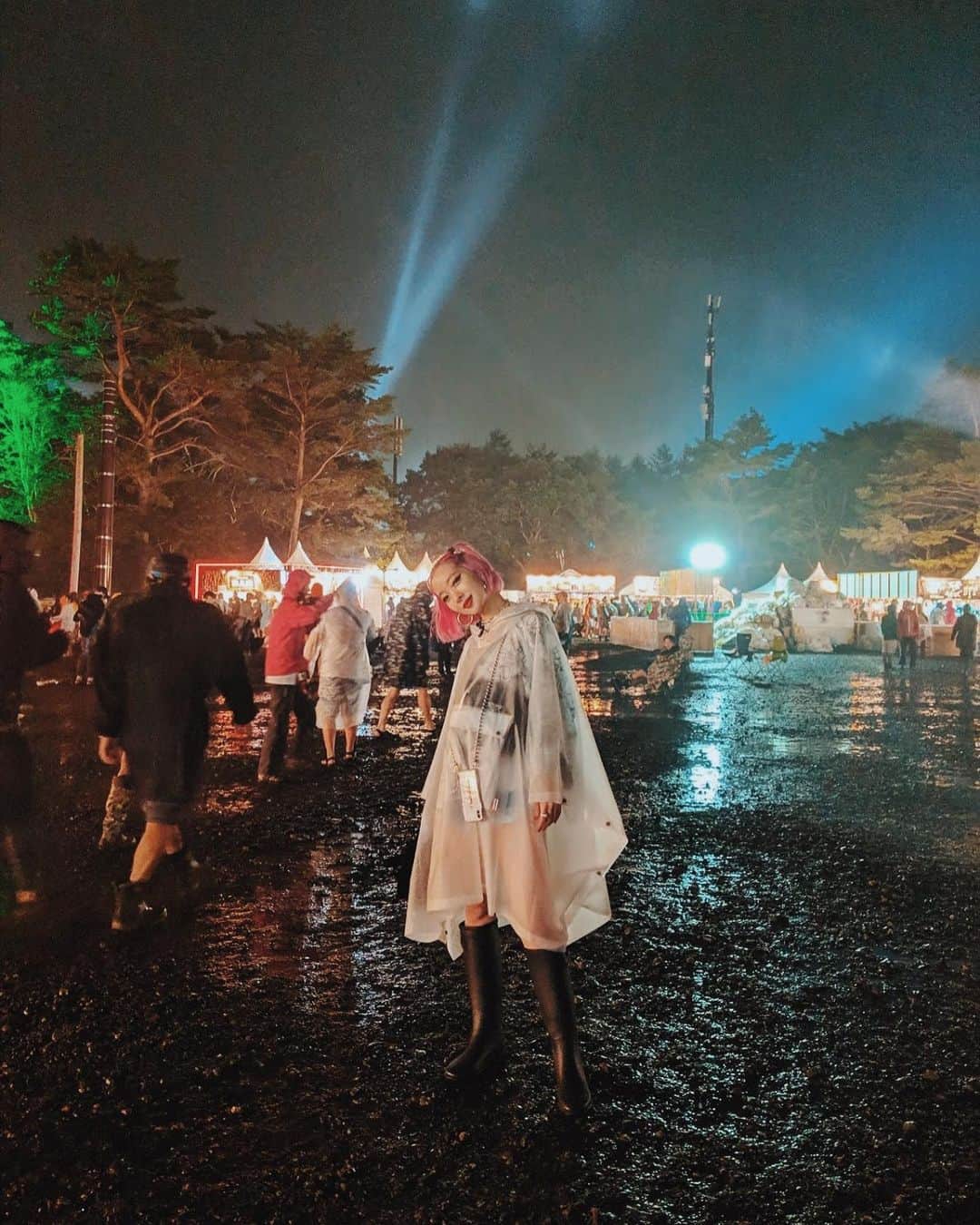 AMIさんのインスタグラム写真 - (AMIInstagram)「昨日の夜から @fujirock_jp フジロックへ🦋 展示会終わってそのまま新幹線に飛び乗って、ギリギリケミカル間に合った🥺✨ 数年ぶりのフジロックは楽し過ぎて時間を忘れてしまうほど踊った🕺💋google pixcelの夜景モードは夜でも明るく撮れる❤️ #pixcelで撮影  #フジロック」7月28日 0時06分 - amixxamiaya