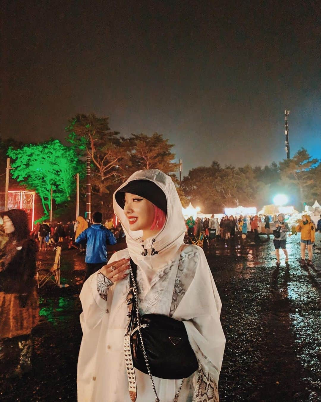 AMIさんのインスタグラム写真 - (AMIInstagram)「昨日の夜から @fujirock_jp フジロックへ🦋 展示会終わってそのまま新幹線に飛び乗って、ギリギリケミカル間に合った🥺✨ 数年ぶりのフジロックは楽し過ぎて時間を忘れてしまうほど踊った🕺💋google pixcelの夜景モードは夜でも明るく撮れる❤️ #pixcelで撮影  #フジロック」7月28日 0時06分 - amixxamiaya