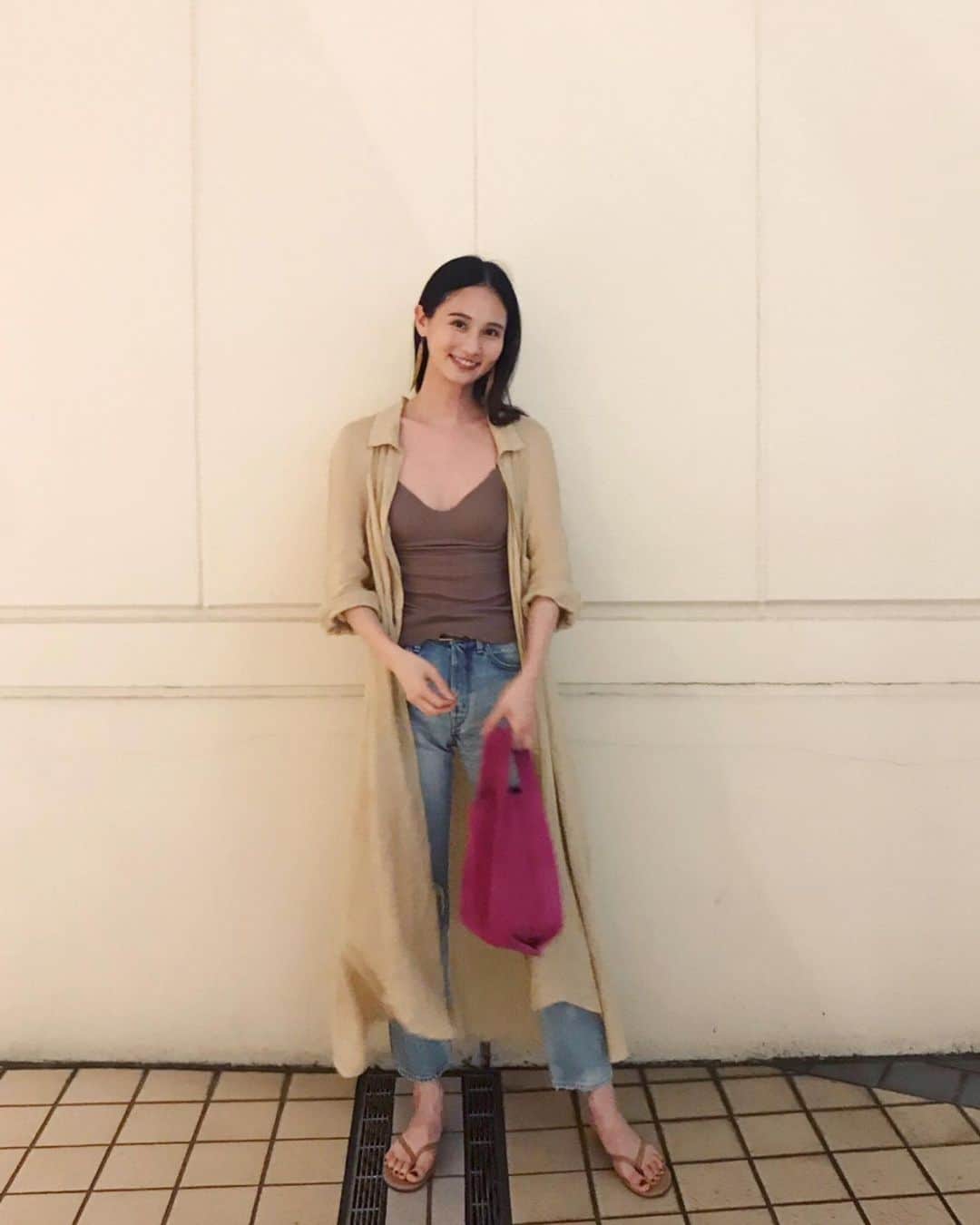 のインスタグラム：「リネン素材好き🌿今日シャツもキャミも🌿  シャツ @zara  キャミソール @todayful_  パンツ @yanuk_official  バッグ @maisoneureka  サンダル @tkees  ピアスは奄美大島の流木で作られたもの❣️ . #WEAR更新#はたまりコーデ#fashion#ootd#zara#todayful#yanuk#maisoneureka#tkees#linen#summer#summerfashion#秦まり子」