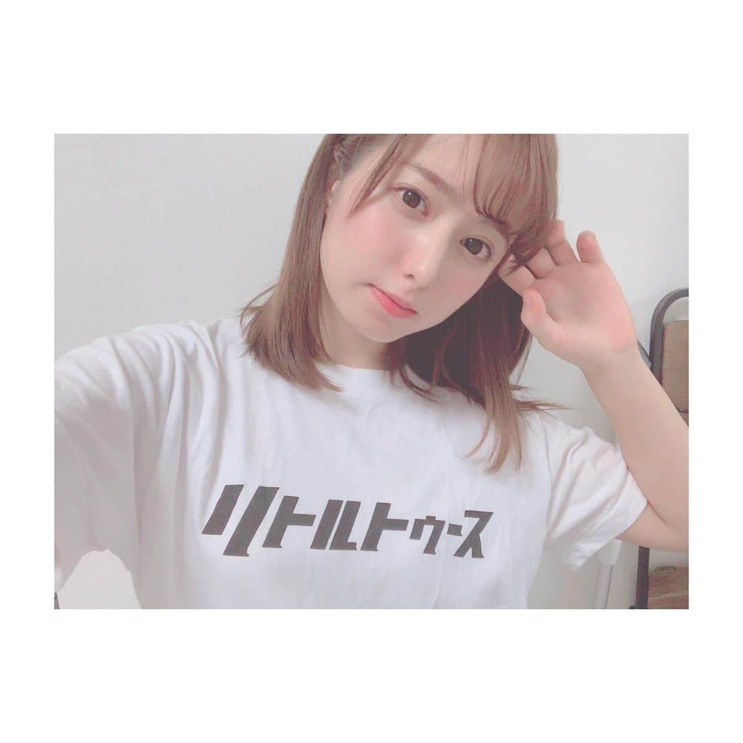 前田美里のインスタグラム：「連日、舞台の集中稽古中です。💃 . 稽古場Tシャツは毎日好きなものを主張してます。 .  #リトルトゥース #オードリー さんのTシャツ . . ミュージカル・ギルド q.第 14 回公演 「Signs!~微力だけど無力じゃない~」 . 公演＊8月8日〜8月12日 場所＊渋谷区文化総合センター大和田６階　伝承ホール ＜公演日・開演時間＞ 8月8日（木）18:30 8月9日（金）＊13:30＊／18:30 8月10日（土）13:30／＊18:30＊ 8月11日（日）＊13:30＊／18:30 8月12日（月）＊13:30＊ ※Bキャストでの出演。(Aキャストの日はアンサンブルとして出演) . https://www.confetti-web.com/detail.php?tid=52199& . #annkw #オールナイトニッポン #日向坂46 #日向坂で会いましょう #舞台 #Signs #高校生平和大使 #ミュージカル  #instagood #自撮り#セルフィー  #Tシャツ #tシャツ女子 #selfie #selfiee #selfies #followme #follow #japanesegirl」