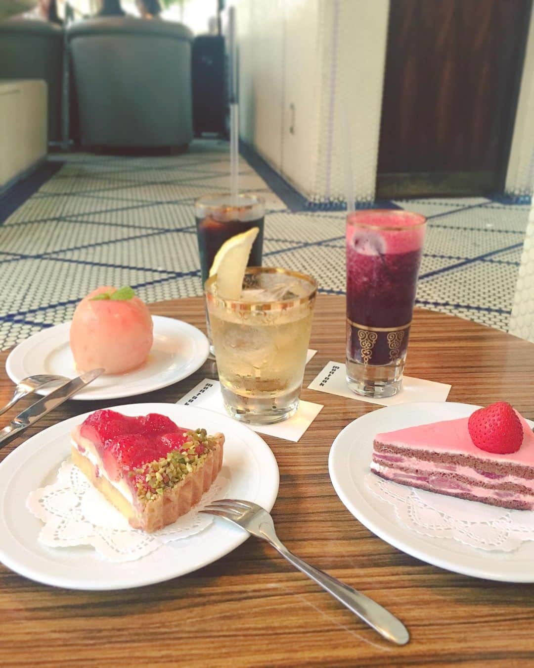 朝見心のインスタグラム：「(∵) 可愛い席で 可愛い飲み物と 可愛いケーキ食べた 友だちの話す言葉が一番可愛かった」