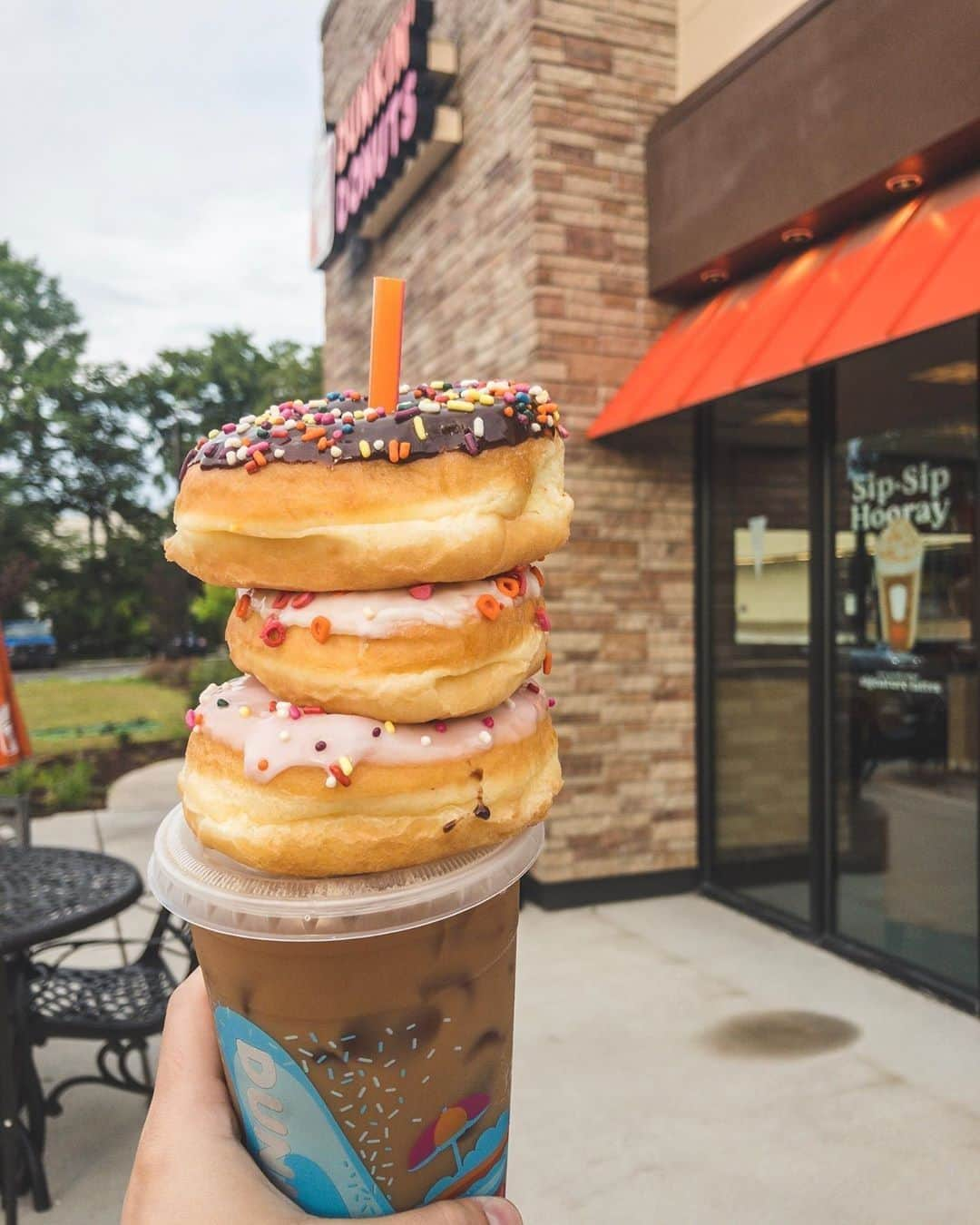 ダンキンドーナツさんのインスタグラム写真 - (ダンキンドーナツInstagram)「When they ask you how you take your latte… 📸: @chapelhillfoodie . . . Get a medium hot or iced latte or cappuccino for $2 between 2–6pm.」7月28日 0時11分 - dunkin