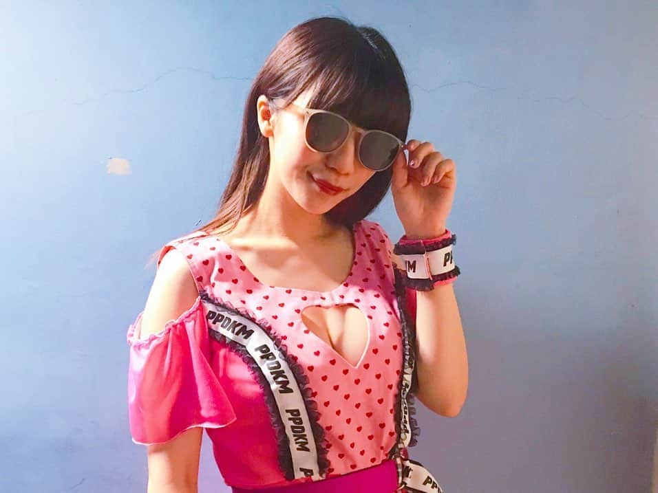 ぱいぱいでか美のインスタグラム：「かっこいいサングラスをゲットしたので 衣装のままかけたらかなりご機嫌な写真に。 ꙳ #sunglasses #tresjewelry  #衣装 #ぱいぱいでか美 #ジゴロ #ギャング ꙳ tres.jewelry @tres.jewelry さんのサングラス カジュアルでかけやすいデザインで良い☻ あんまサングラスとか使わない人にもおすすめ！ でもサングラスってちょっと恥ずかしい気持ちあるじゃないですか最初は。笑 実際かけ始めたらそうでもないし 瞳からも日焼けするので とくに日差し強い日はかけた方がいいみたいよ！ なので夏本番始まってきて最近よくかけてます。 変装してるわけじゃないからー！ あと可愛いから好きです。 ちょっとずつサングラス増やしてる…。 . 8/8はぱいぱいの日まであと何日だ！ この投稿を見る人によるだろあと何日かは！ でももうすぐです！ぎゃーーー！ 自主企画はいつも気合十分でやってるから ぱいぱいでか美のライブ来たことない人にも ぜひ来てほしいな〜 いつも応援してくれてるみんなは まじマストで来てほしいと自信持って言えるわよ。 チケット発売中です！ ハイライトにチケットリンク貼ってるのでそちらから！ ♡♡♡ 8/8木 西永福JAM 19:00〜 JABBA DA FOODBALL CLUB ぱいぱいでか美withメガエレファンツ 2マンライブ！！！！！！！！！！」