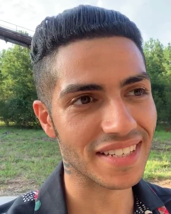 メナ・マスードのインスタグラム：「Don’t think I haven’t noticed all your LOVE! I freakin’ adore you guys & gals. Thank you for helping us spread the story of #Aladdin around the globe! Keep shining bright🌟」