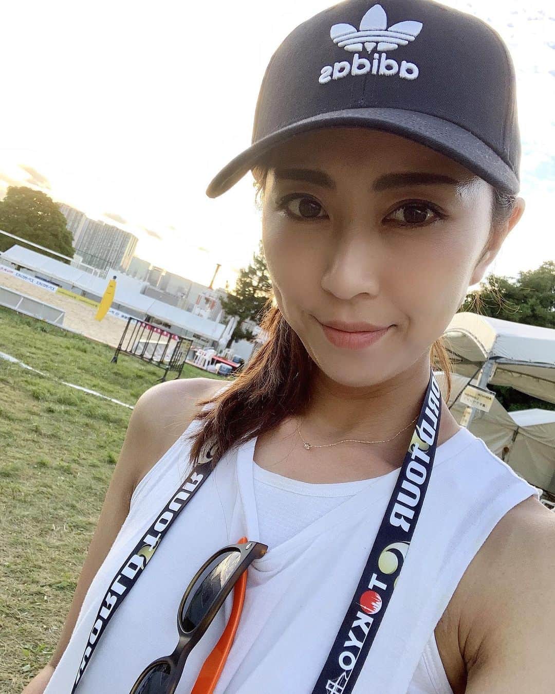のインスタグラム：「7/24-28まで開催中の「FIVBビーチバレーボールワールドツアー2019 4-star東京大会」 26日にMCの一人として参加させていただきました🎤 . 幼い頃、室内のバレーボール世界大会はよく見に行っていましたが、ビーチバレーは初めて😳🏐🏖 間近で世界の選手のプレーを見られて大興奮🤩 . 国際的なスポーツイベントでの英語でのアナウンス・会場の盛り上げということで最初は珍しく少し緊張気味でしたが、最終的にはとても楽しくMCをさせて頂きました☺️ . バレーボール歴約11年の私としてはバレーボール関連のお仕事ができてまた一つ夢が叶った1日でした✨ . #ビーチバレー#FIVBワールドツアー #fivb#fivbworldtour#beachvolleyball #sport#event#selfie#healthy#outdoor #MC#山田真以 #vasp#イベントMC #maiwork #夏 ですね #日焼け しました🌞 #肩が真っ赤#人生で一番日焼けした」