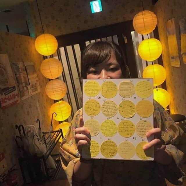 ゆずの小町 紙屋町店のインスタグラム：「. 本日もご来店ありがとうございました ☺︎ . 今日でゆず出勤ラストの小原です ！ ２年とちょっとおつかれさま 〜 ❤︎ 忙しい日も スタッフが少ない日も いつも 一生懸命働いてくれました 💪🏻 . ベテラン小原が抜けてしまう ゆずの小町ですが これからも 元気に営業していきます （笑） . #ゆずの小町 #広島グルメ #食べ飲み放題 #広島居酒屋 #個室 #カップル #女子会 #新年会 #宴会 #記念日 #デート #飲み会 #ゆず #いいね返し #コズミックダイナー #お別れ #小原天ぷら粉 #小原焼肉のたれ #ドリバの女王 #今までおつかれさま #いつでも遊びに来てね #はーと」