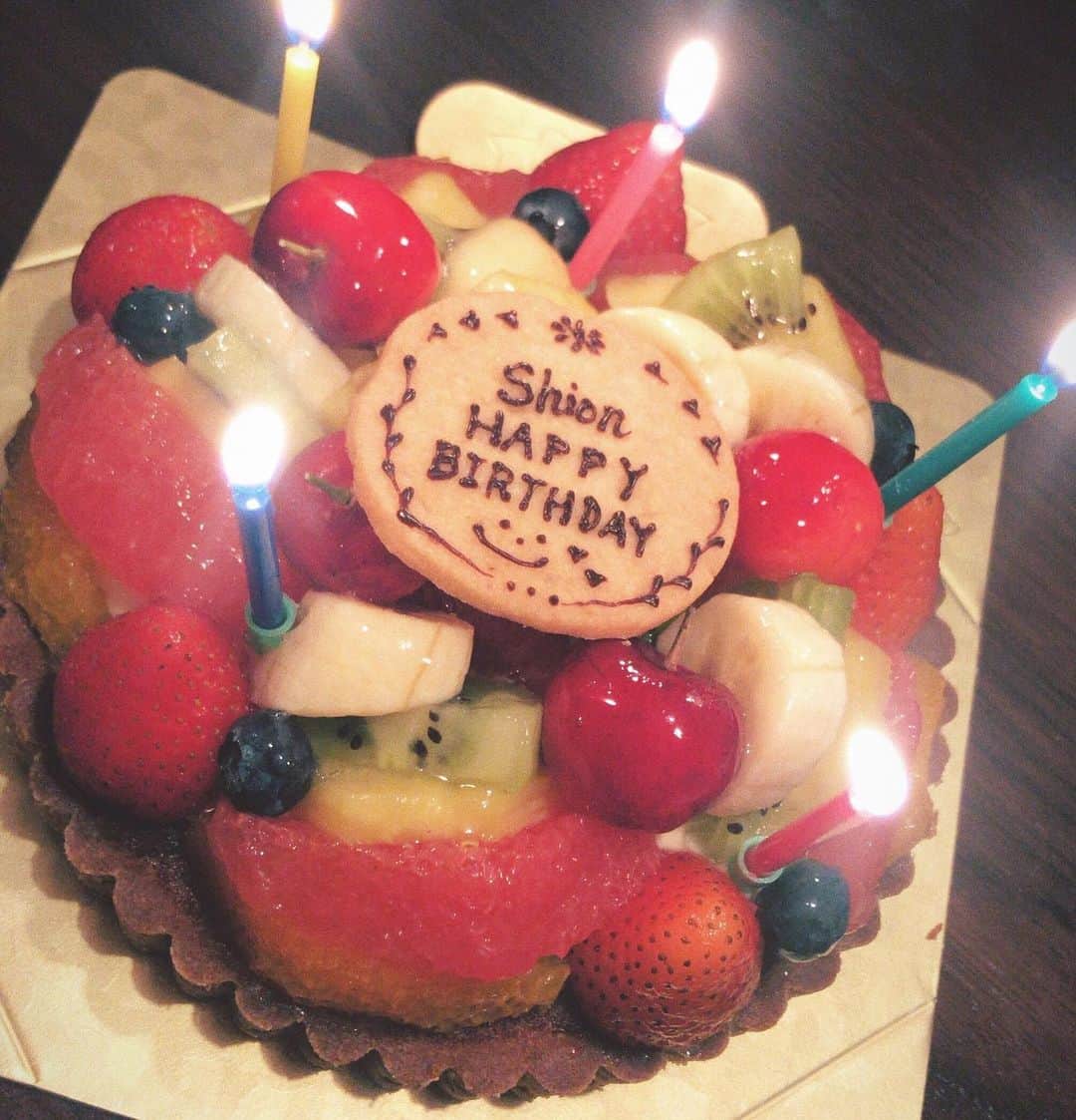 嘉部志音さんのインスタグラム写真 - (嘉部志音Instagram)「. . #birthday . 大好きな子たちに祝ってもらった❤︎ . . お祝いメッセージくれた方ありがとうございます！ . #22歳もよろしくね☺︎」7月28日 0時28分 - _shiooshio_