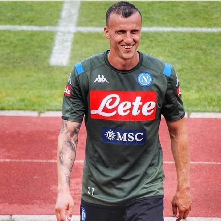 ヴラド・キリケシュのインスタグラム：「Ritiro finito. E vero che con meno capelli ma sempre sorridente 😁 #Dimaro2019 #ForzaNapoliSempre 💙」