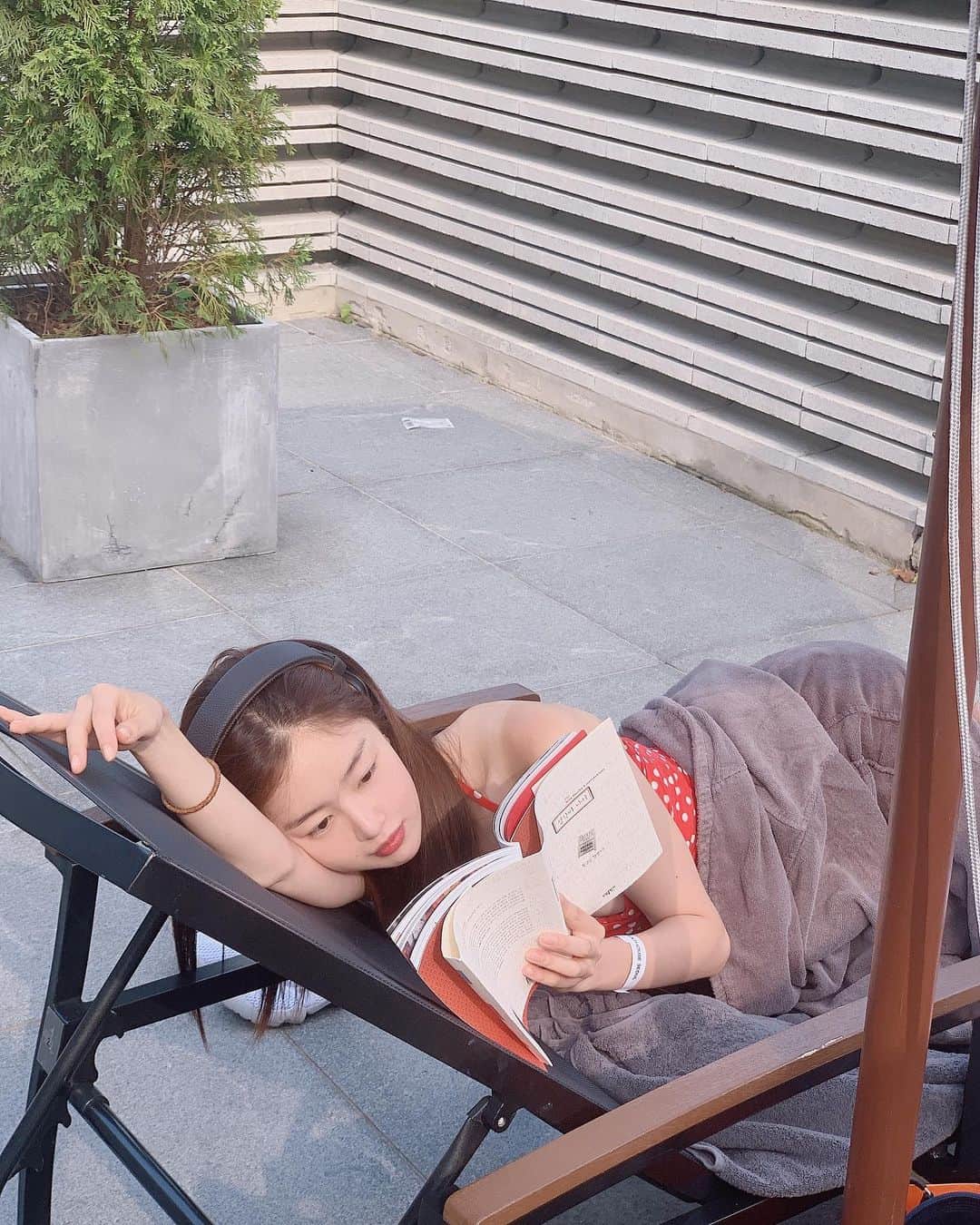 ハン・ソナさんのインスタグラム写真 - (ハン・ソナInstagram)「🍓🎧📚 수영보다 누워서 먹고 자고 읽고 멍때리는걸 더 잘해. 좋아해.  #오늘아님🙅」7月28日 0時32分 - shh_daily