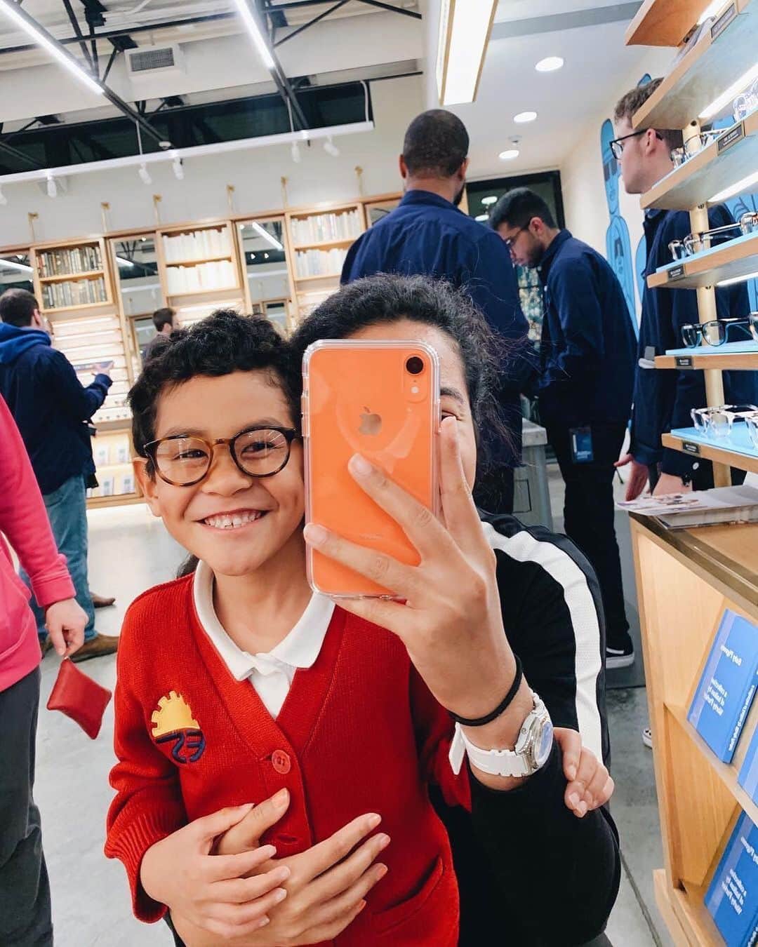 Warby Parkerのインスタグラム：「Stopping by one of our stores this weekend? Share your best mirror selfies with us using #atWarby 🤓🤳」