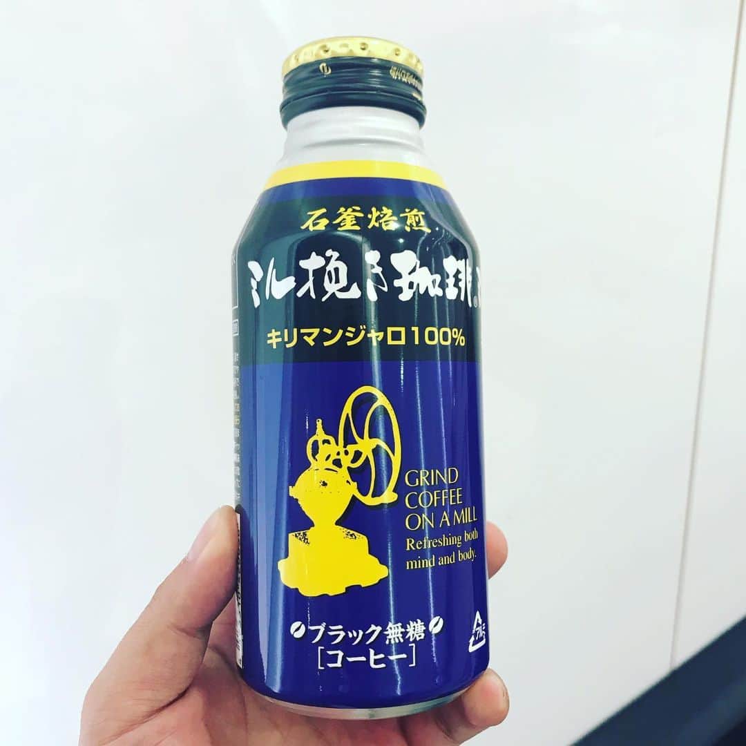 のインスタグラム：「海老名サービスエリアで麦茶と缶コーヒーを購入。 レジでお会計590円（驚）！ このコーヒー450円もするんや、、、。 #罠 #いつも買ってますみたいな顔してお金払ったけど #絶対他にもそんな人いるはず #175r」