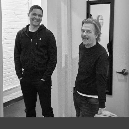 デヴィッド・スペードのインスタグラム：「Last night in the green room at @thedailyshow with the dreamy @trevornoah  Had a great chat. I follow him Monday thru Thursday now so take a peep 🐣. @comedycentral  #lightsout」