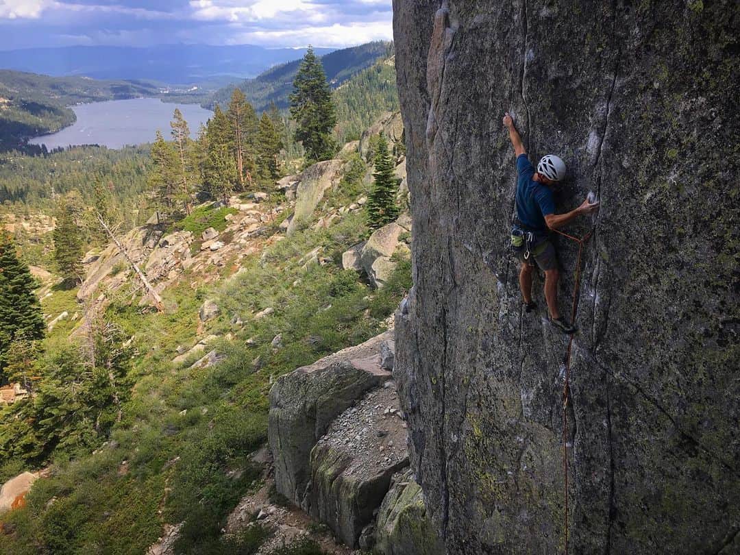 アレックス・オノルドのインスタグラム：「I spent the last few days shooting a video with @rivianofficial - highlights included driving really quickly on dirt roads and climbing this route Pump Lust (5.13b or 8a) on gear. It was one of the first hard sport routes I climbed when I was young and I found it super hard - pretty satisfying to come back and do it again in better style. Good times with the whole Rivian crew and @ben_moon. @jimhurst photo.」