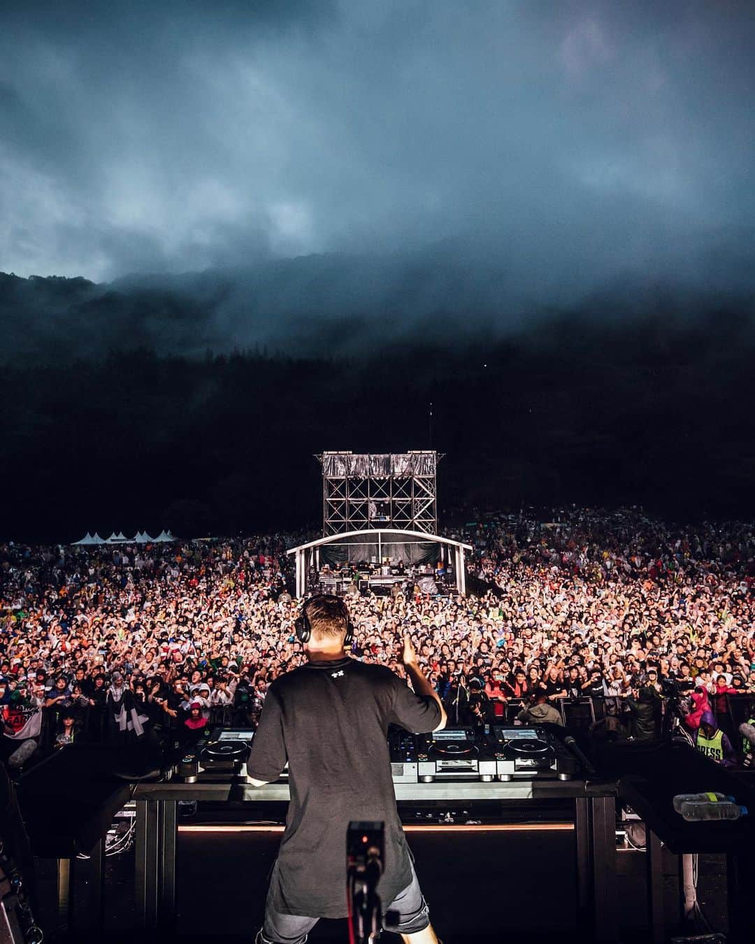 マーティン・ギャリックスさんのインスタグラム写真 - (マーティン・ギャリックスInstagram)「FUJI ROCK that was magical!! thank you for partying so hard in the rain!! lots of love ❤️❤️」7月28日 0時35分 - martingarrix