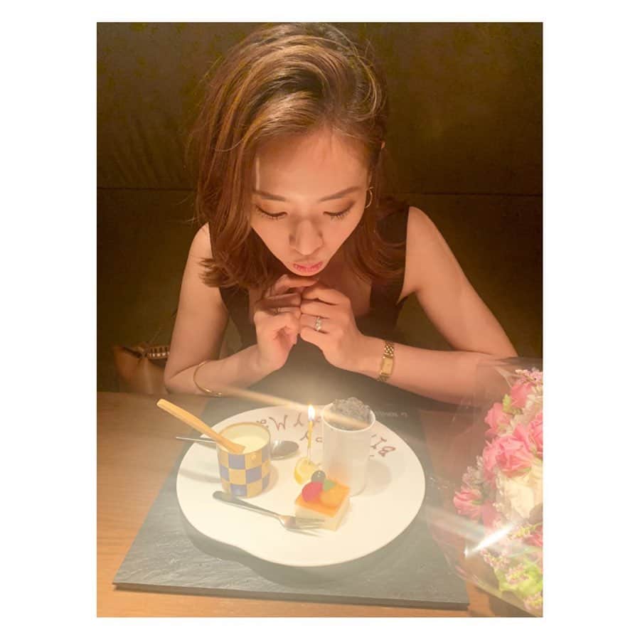 森田麻恵さんのインスタグラム写真 - (森田麻恵Instagram)「誕生日を迎え37歳になりました。 コメントやメッセージありがとうございます🙌  今日は、ナイスタイミングで心友たちに会えてお祝いまでしてもらい、夜は主人が食事に連れて行ってくれ、買い物もしたり、子育て休業そんな一日でした💃  家族をはじめ、友達、仕事での関わり、周りの人達に支えてもらってることに改めて感謝です。 また一年、日々を大切にしていけたらと思います。 これからもよろしくお願いします。  #誕生日 #主人からも息子からも年齢を間違われ #年々自分の歳がわからなくなる #ママ #男の子ママ #子育て奮闘中 #友達時間 #夫婦時間 #束の間の休息 #ありがとう #happy #birthday #friends #goodday #instagood」7月28日 0時36分 - morita_mae