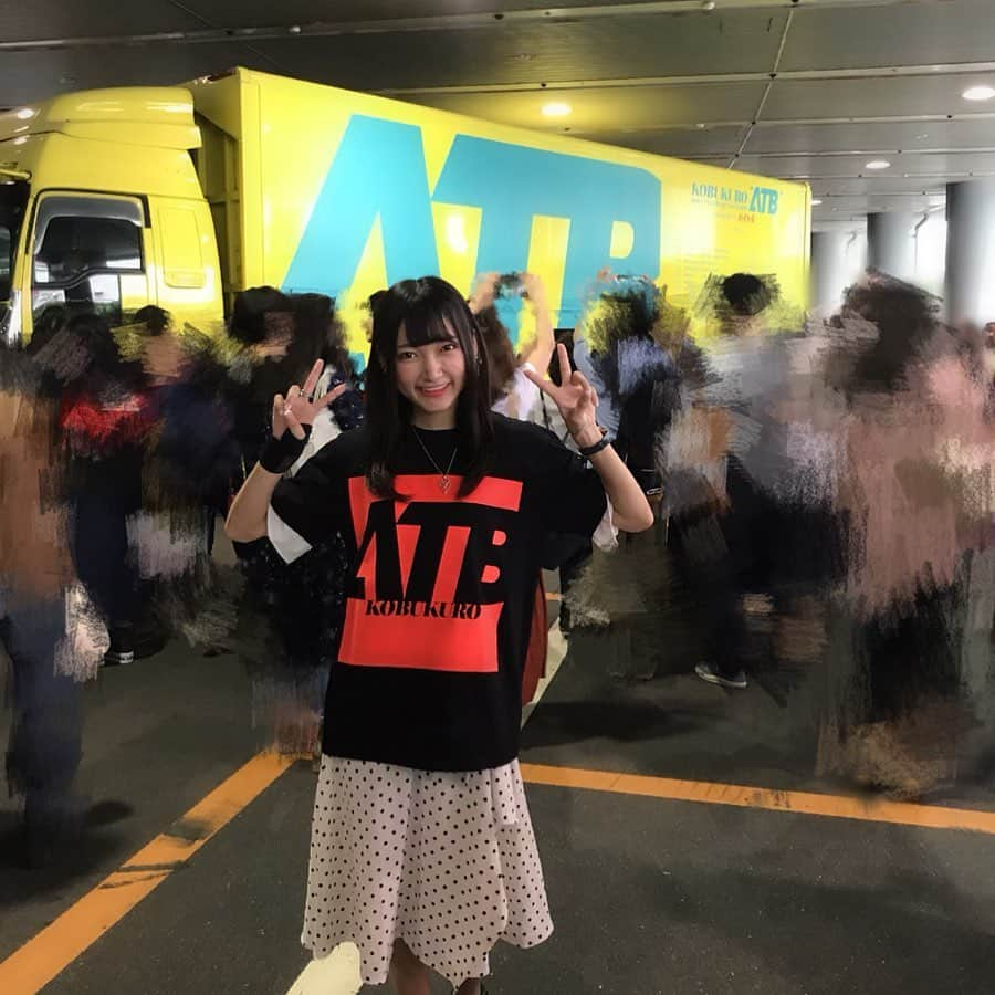 西本りみさんのインスタグラム写真 - (西本りみInstagram)「先日、コブクロさんのツアー、京セラファイナルを家族で見に行きました。 家族全員コブクロさんの会員に入っていて、毎年揃って見に行く楽しみは、声優になる前から今も変わらずです。  コブクロさんの音楽、歌、言葉。 届けてくれるものすべてが心に響いてくる。これからもずっと憧れのアーティストさん。 弾丸日帰り大阪でしたが、とても元気をいただきました。  そして明日は再び大阪！ ゲーマーズなんば店さまにてお渡し会。 私にも、誰かに元気を与えられたり、笑顔にできたなら。 そんな初心変わらず、明日もみんなと笑顔で会えるのを楽しみにしているおりみさんでした。  #ちなみに #西本家のオカン伝説  #は変わらずオカンでした #オカンりみりんロッくまキャップ被ってた」7月28日 0時42分 - nishimotonfa