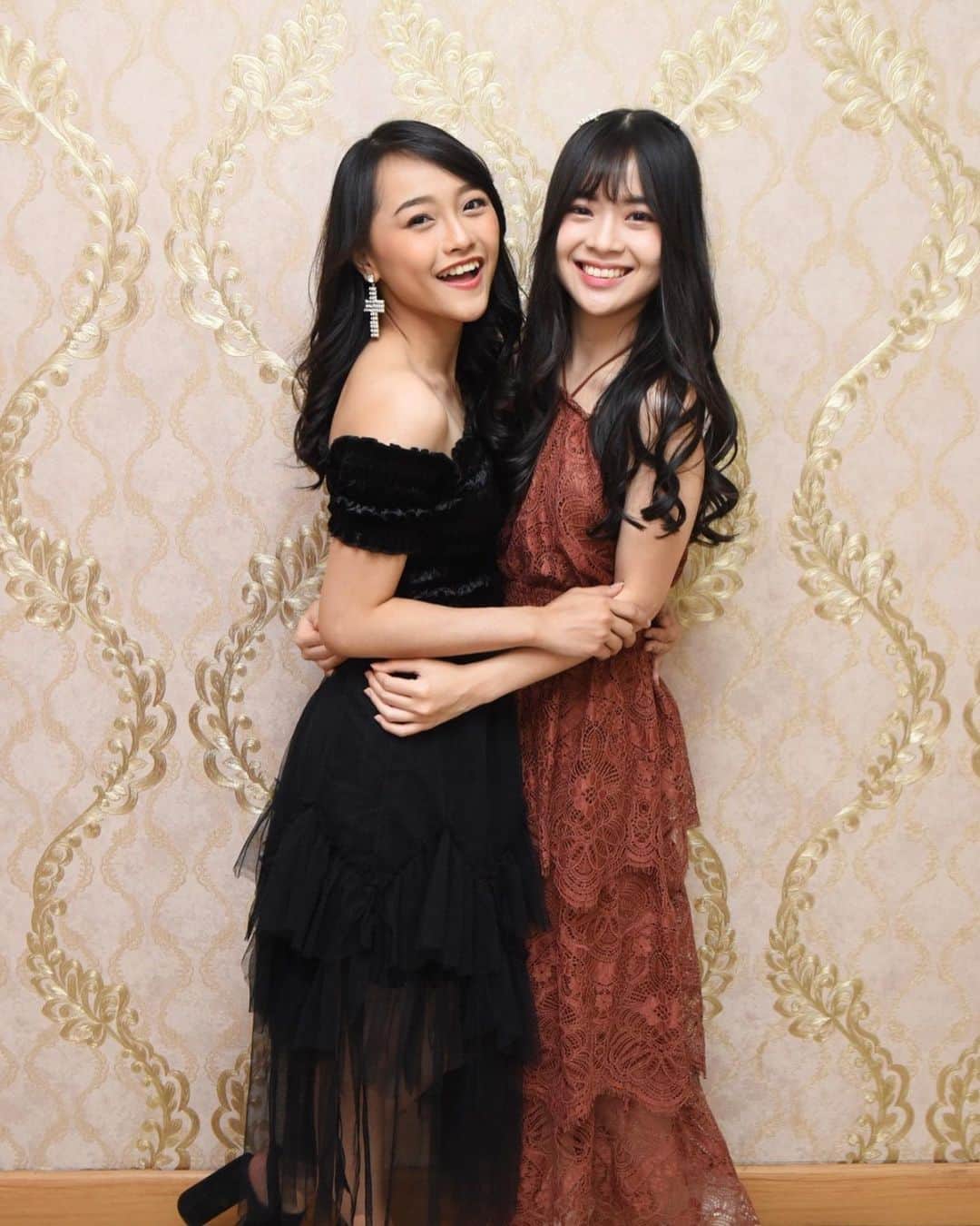 ロナ・アングラエニのインスタグラム：「Anak aku udah besar ya 😭😊🤗😘」