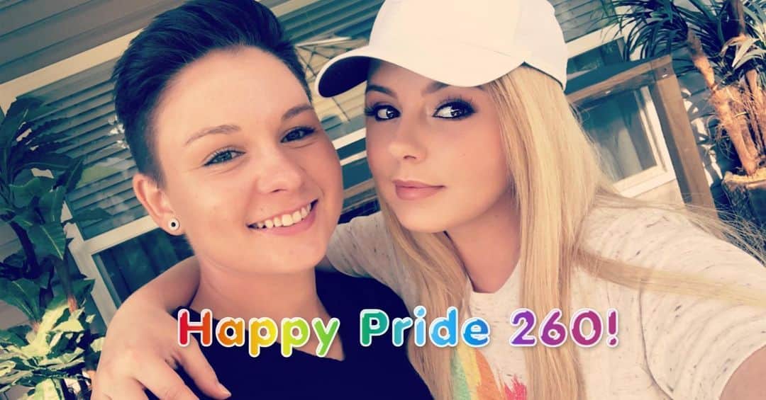 ブリー・オルソンのインスタグラム：「#fortwaynepride today!」