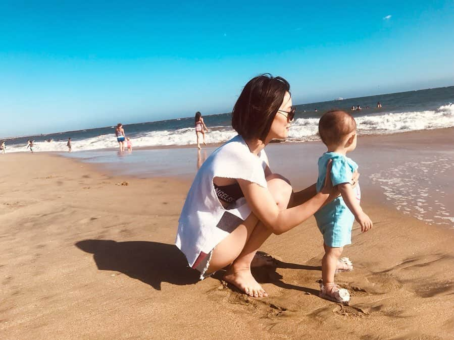 小松舞のインスタグラム：「海デビュー🏖🌊👏 へっぴり腰になりながら でも泣かずに水にも触れました💯  #sealbeach #beach #losangeles #California #baby #10m #girl #海デビュー #instagood #instababygirl #instababy #🌊 #🏖」