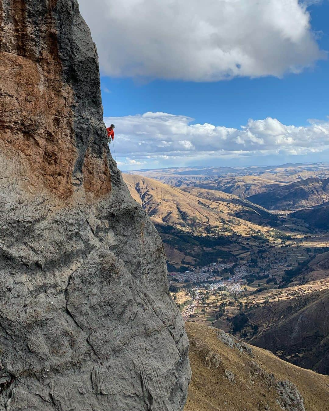 ニーナ・ウィリアムズさんのインスタグラム写真 - (ニーナ・ウィリアムズInstagram)「Peru Final Expedition Status: Medium. We lived at altitude, bolted fresh limestone, and romped up steep, unknown terrain. We got stomachaches, got lost, got snowed on. We went without running water on several occasions and overdosed on Star Mix gummies. We made new friends, @cocorsirvas @diana.alexia.gomez 🤗 and experienced the beauty of Quechua culture through wide smiles and grateful handshakes. Most importantly, we operated as a team 👯‍♀️👯‍♂️ I’m stoked that my first @thenorthface trip was shared with @emilyaharrington @honngy @jacopolarcher @jonglassberg @joshuauhl 💛💛 You guys taught me a lot. I’m sad it’s over but I’m already looking forward to the next one. Just need to enjoy a few hot showers beforehand 😜😜 @thenorthface_climb 🙏🏻🙏🏻 #PituMarca #Peru #climbing」7月28日 0時51分 - sheneenagins