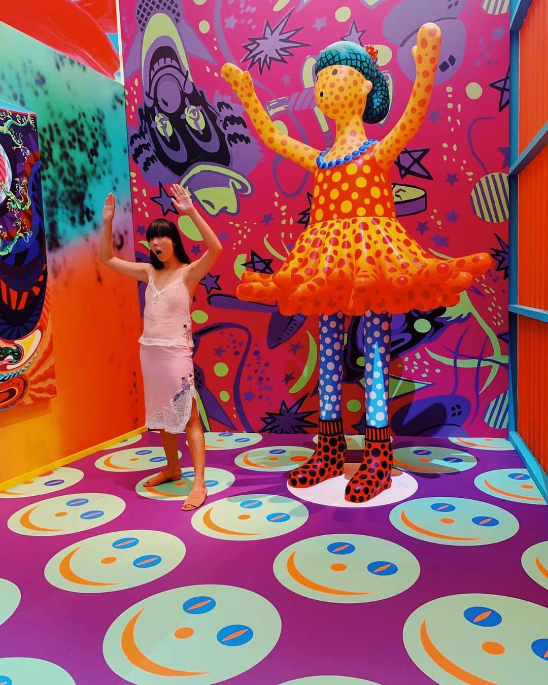スージー・ロウさんのインスタグラム写真 - (スージー・ロウInstagram)「Into the Hysterical world of @garycard ‘s art heroes (Kusama! Sherman! KAWS!) housed in a psychedelic fun house created by Card 🌈🌈🌈」7月28日 0時54分 - susiebubble