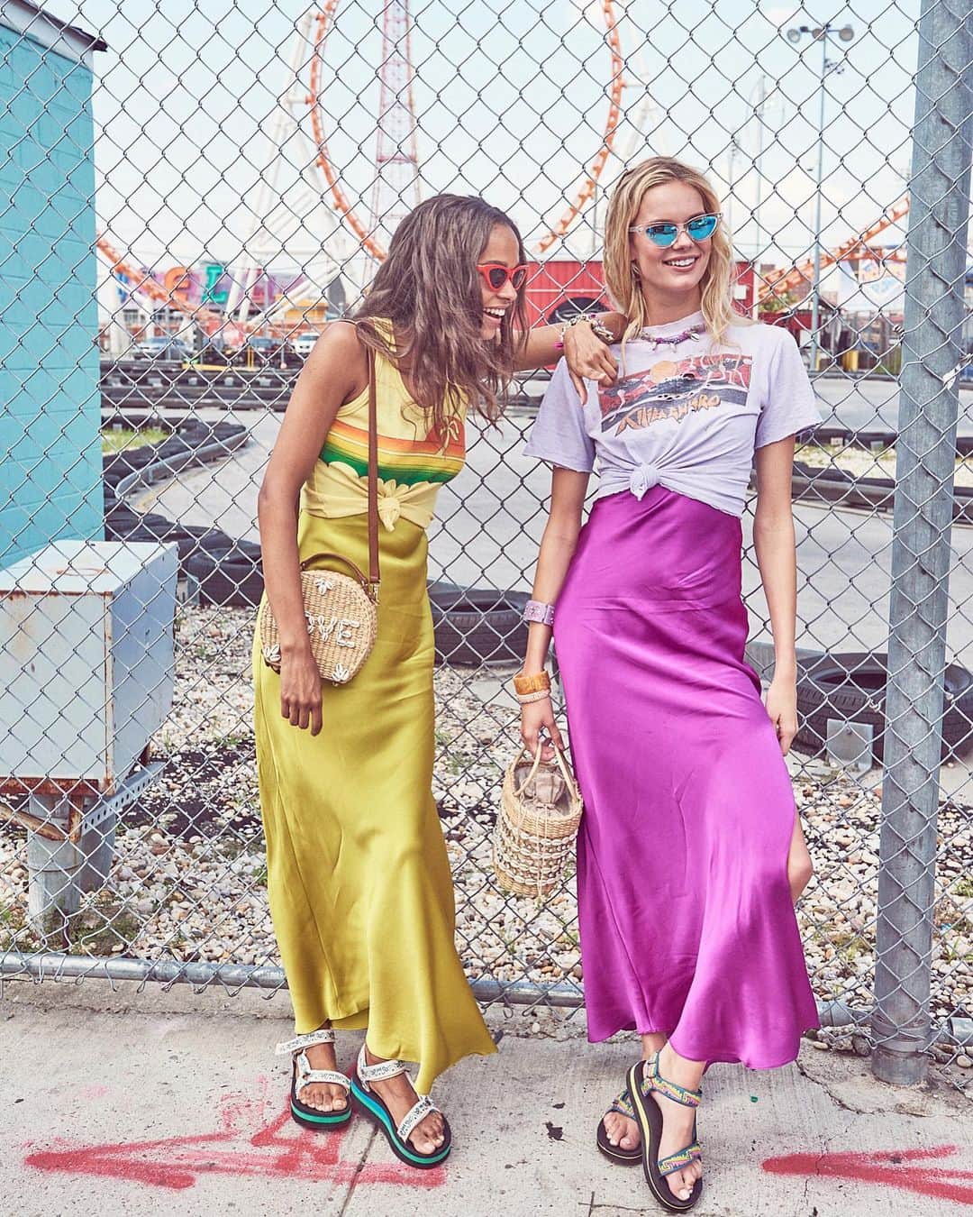ダニジョーのインスタグラム：「Meet us at Coney in 30, k? 🌈🦄🎡 tap to shop @kendallvisser and @francesaaternir’s slips and bags #dannijogirls」