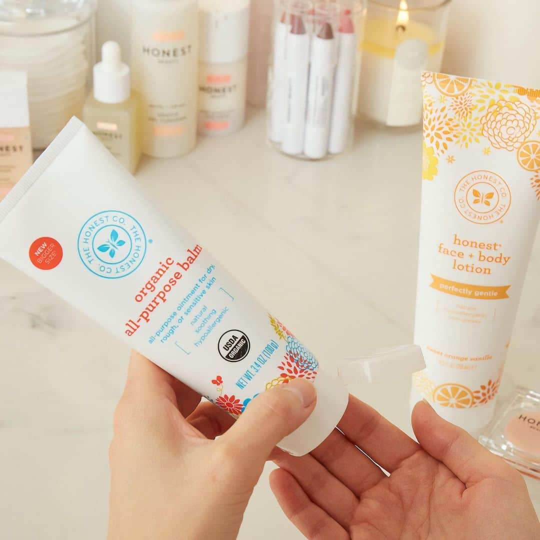 The Honest Companyさんのインスタグラム写真 - (The Honest CompanyInstagram)「Fun fact: our Organic All-Purpose Balm is SO much more than a baby balm. 👀 Head to our Story for 5 ways to use this award-winning salve! 💓」7月28日 1時02分 - honest