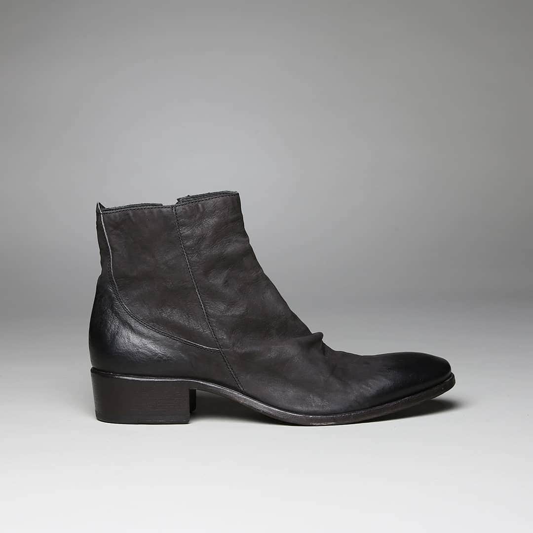 フィオレンティーニベーカーさんのインスタグラム写真 - (フィオレンティーニベーカーInstagram)「Smooth operator. #FiorentiniBaker Autumn Winter preview with the Chance Claus #boots in super smooth black leather. Link in bio」7月28日 1時03分 - fiorentinibaker