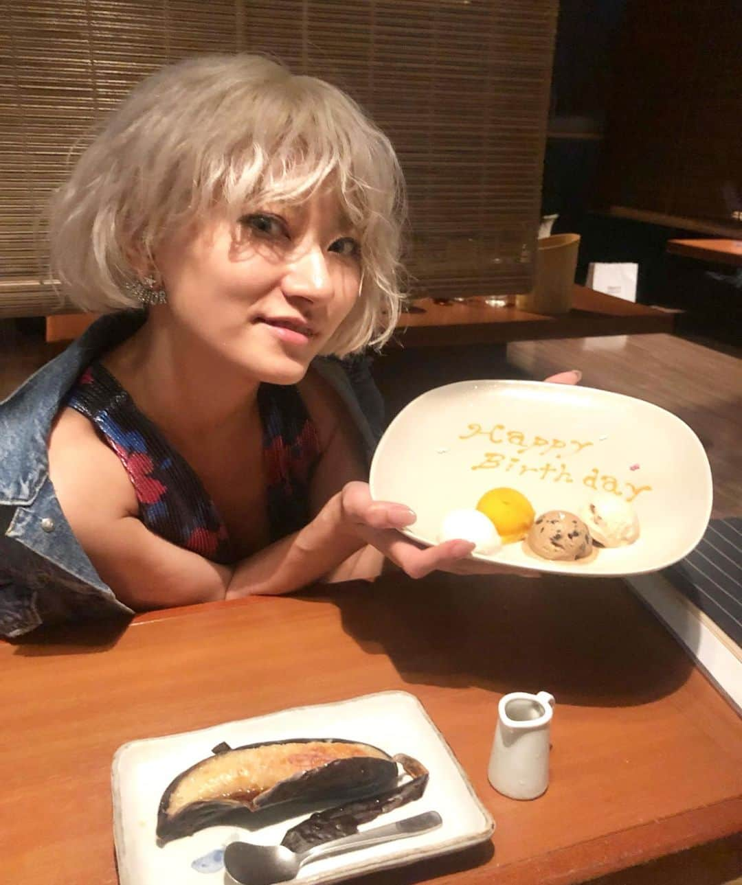 中川友里さんのインスタグラム写真 - (中川友里Instagram)「Tokyo Night🌔✨ ・ 野菜🥦がほんっとうに美味しいくて味覚がわかる人とだけ行けたらいいなって思うくらいの お気に入りのお店 広尾 Myroom雲母 は炭火でじっくり丁寧に火入れした野菜と今月限定の旬の鮎2時間かけて焼いた過保護すぎるほどの丁寧さ！😍💗💗 素材だけの味なのに焼き方だけで野菜の潜在能力を5000%引き出してくれてるようなお店側の食材への愛を感じます😭❤️🌹丁寧な焼き時間にこだわって基本3時間半くらいかかりますがほんっとうにいい店🥺💞 最後にじっくりほちゃほちゃになるまで焼いたバナナ🍌にラム酒かけて食べるのが名物デザート🍰 夜は黒人さんのpiano jazz生歌演奏聴いて幸せに酔いしれた🥺💞🌹誕生日サプライズでお祝いしてくれるっていくつになってもどんなときでも嬉しい🥺💞 #tokyo#japan #goodnight」7月28日 1時05分 - darayunya