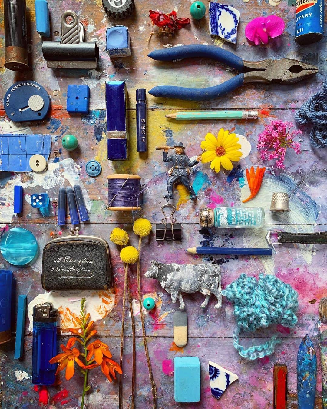 Tea and sittingのインスタグラム：「✨👘🦐🐟🌸♣️✨...These colours are constantly occupying my head at the moment... #artistsfloor #artistsprocess #colourcollecting #5ftinfcolourcombos #consciouscreativity」