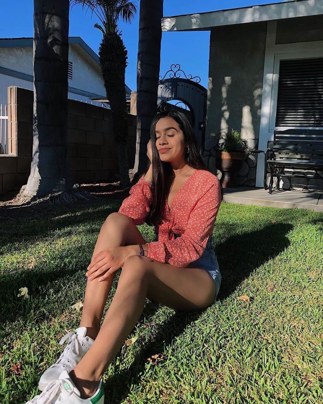 Hollister Co.さんのインスタグラム写真 - (Hollister Co.Instagram)「"you may think the grass is greener on the other side, but if you take the time to water your own grass, it would be just as green 💛" Say it again, @yanet.lz 👏👏 #HollisterCollective」7月28日 1時16分 - hollister