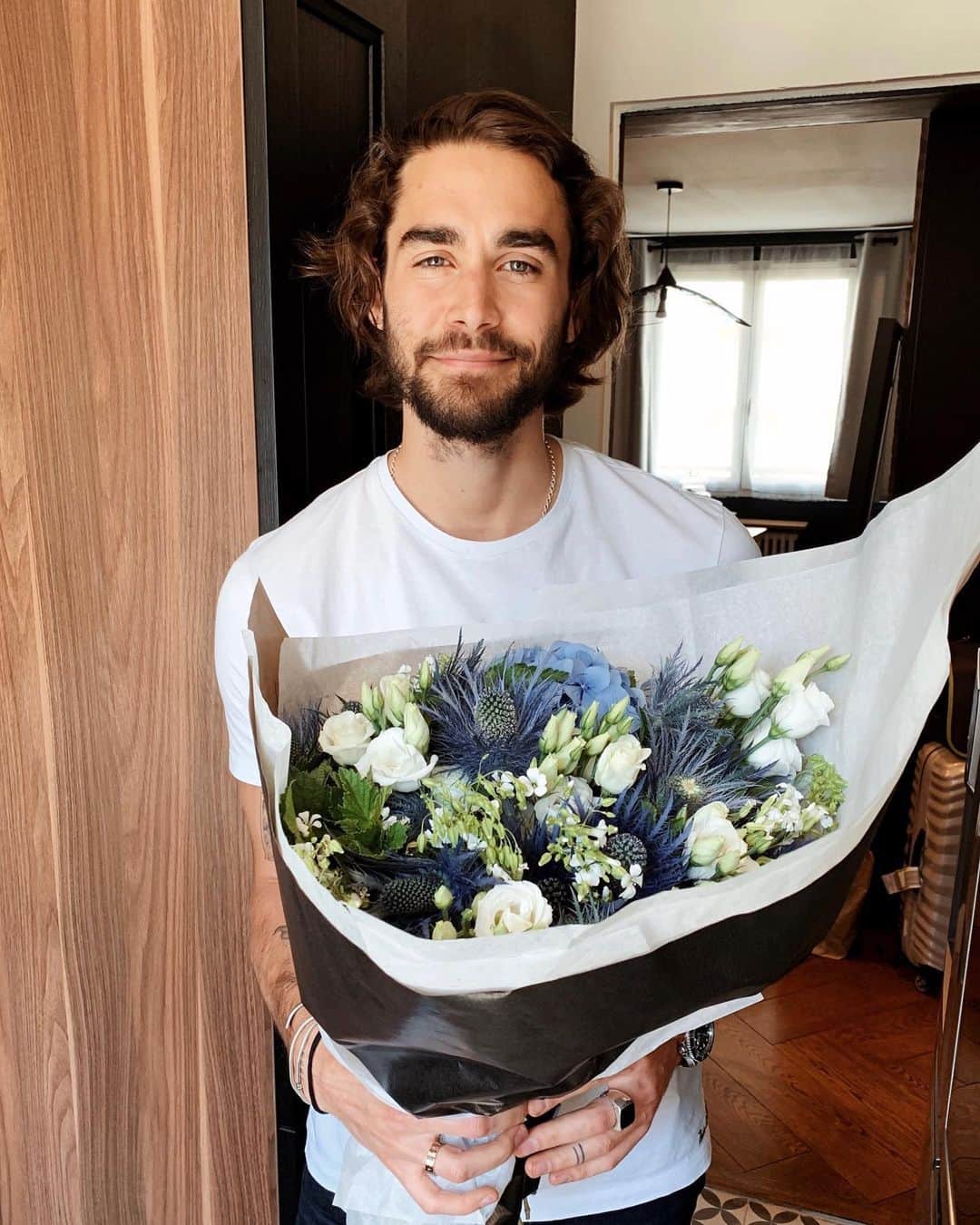 NICOLAS SIMOESのインスタグラム：「Who said flowers are only for women? 🙈」