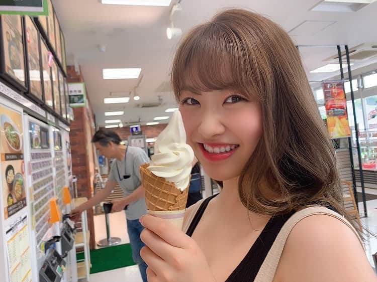 中西智代梨さんのインスタグラム写真 - (中西智代梨Instagram)「うずまきソフトクリーム🍦 パーキングエリア大好きマン❤️ . . . #ばりばり後ろ人居るけど気にせず載せちゃう #ソフトクリームよりなんなら目立つ #2枚目ソフトクリームで隠してみても完全に消せず #逆に気になる」7月28日 1時23分 - sukiyaki_daisuki512