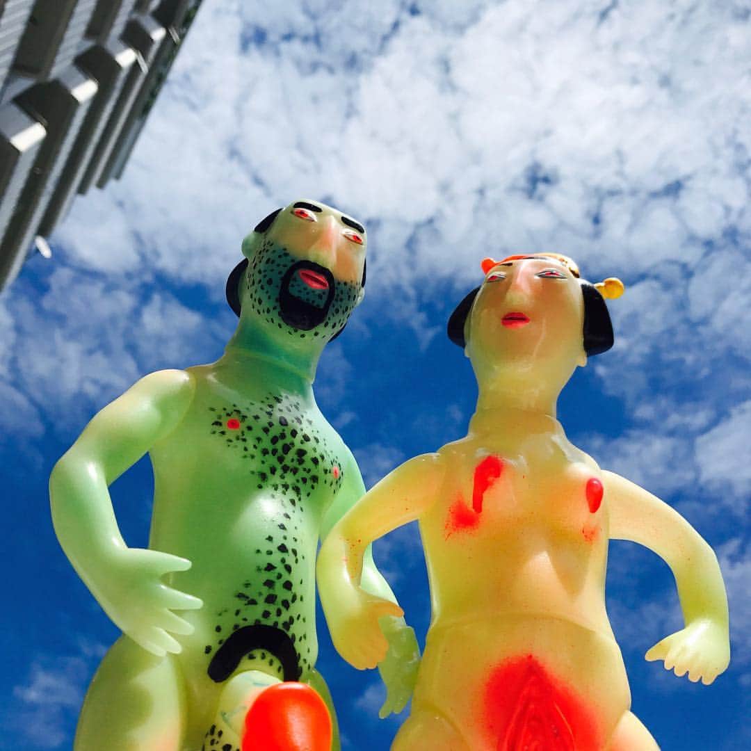 デハラユキノリのインスタグラム：「今回の二人展はお互いのフィギュアのカスタムもあります。イズモさんの塗りがいある 男と女展 イズモとデハラ in 香港 at angelabby 8/2〜8/10 #dehara #deharayukinori  #izumonster #bloodgutstoys  #angelabby  #angelabby_hk」