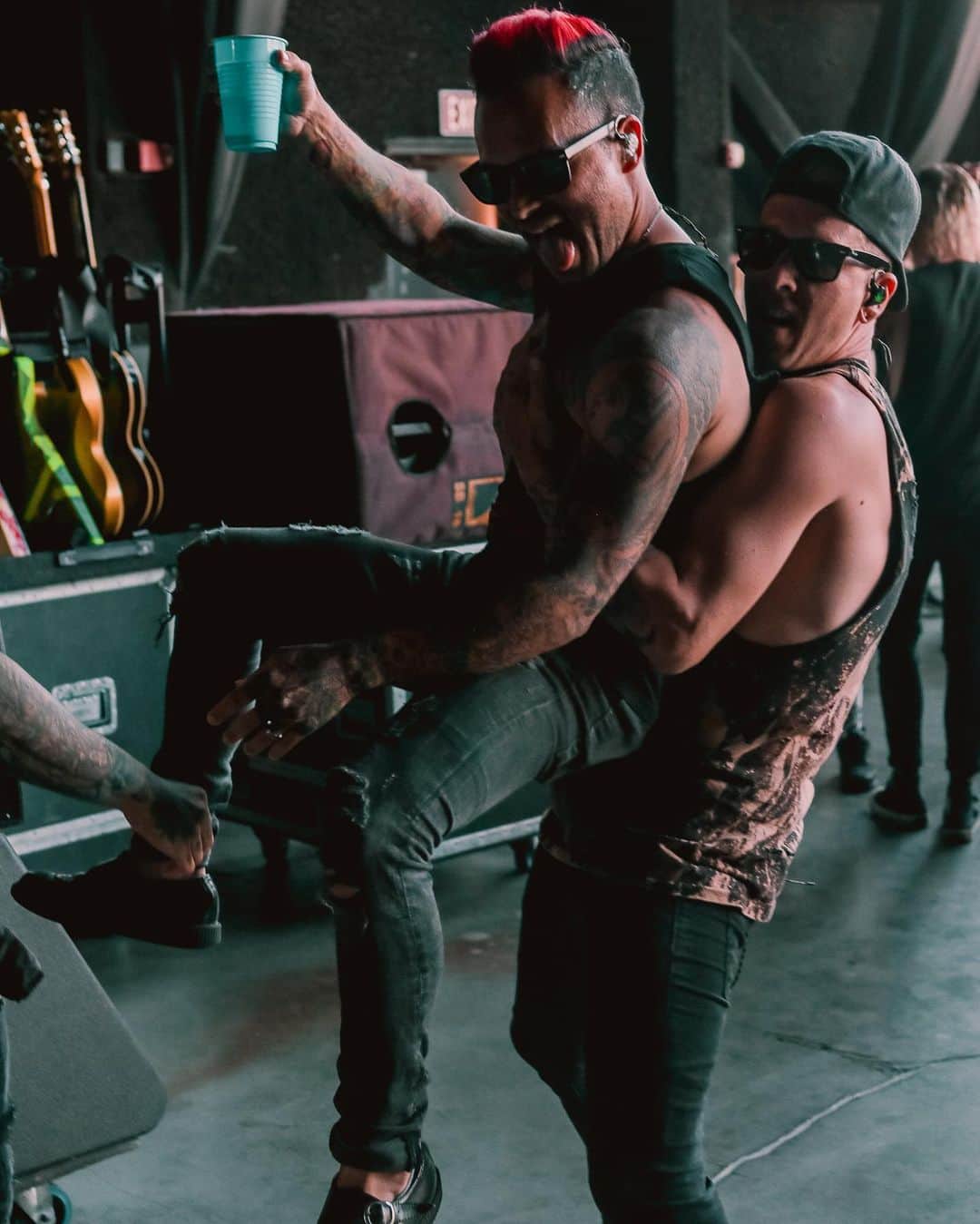 ニック・マーティンのインスタグラム：「A candid look before @justinnfjk & I hit the stage in San Diego yesterday 🤪🎉 We’ve lost our damn minds out here. 2 shows left on @rockstardisrupt - Phoenix & Albuquerque 🤘🏽 Thank you @melisandemartin for taking this photo - keep crushing it 👊🏽👍🏽」