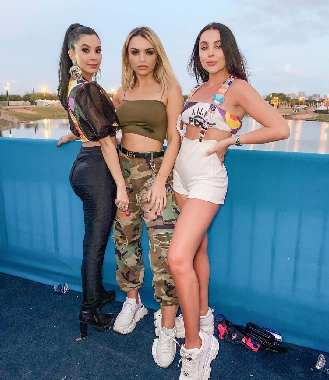 Gabriela Salesのインスタグラム：「Se não for pra ficar o dia amanhecer eu nem saio de casa kkkk. Fortal, cada ano se supera viu! Com minhas bebês ❤️❤️❤️」