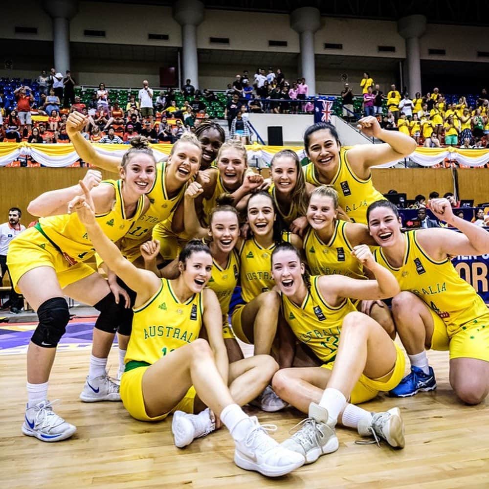 FIBAさんのインスタグラム写真 - (FIBAInstagram)「Our #FIBAU19 Finalists are set, as @basketballaus 🇦🇺 will face @usabasketball 🇺🇸 tomorrow after both winning their respective Semi-Finals! Who you got?! 🤔」7月28日 1時43分 - fiba