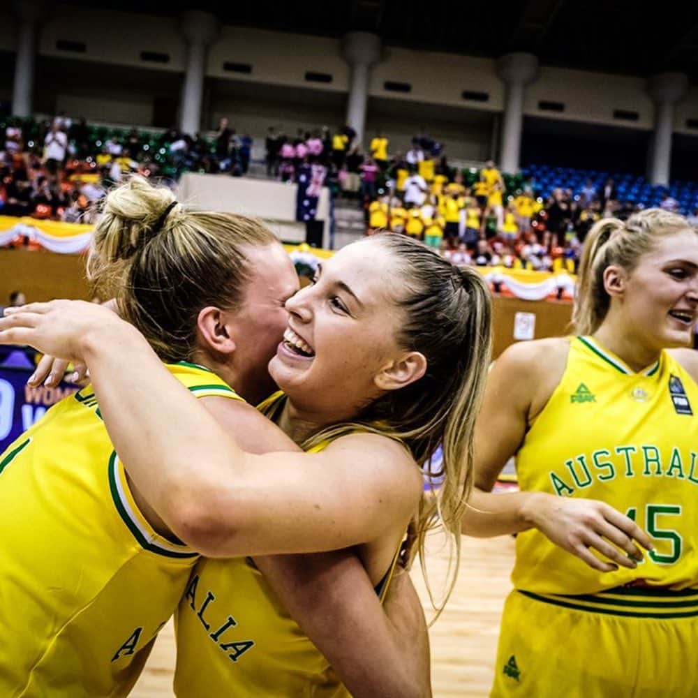 FIBAさんのインスタグラム写真 - (FIBAInstagram)「Our #FIBAU19 Finalists are set, as @basketballaus 🇦🇺 will face @usabasketball 🇺🇸 tomorrow after both winning their respective Semi-Finals! Who you got?! 🤔」7月28日 1時43分 - fiba