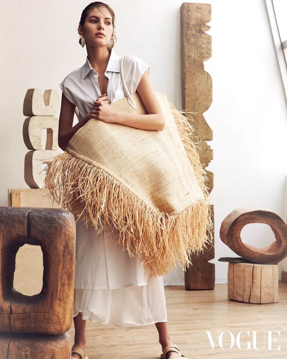 ヴァレリー・カウフマンのインスタグラム：「Beach bag essentials 🏝 @VogueHongKong by @MikaelSchulz」