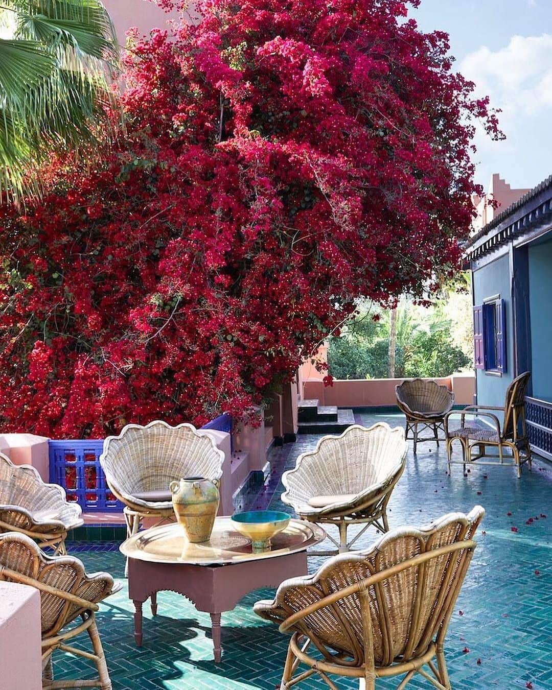 ELLE DECORさんのインスタグラム写真 - (ELLE DECORInstagram)「When Yves Saint Laurent purchased the Villa Oasis in Morocco, he worked closely with designers and architects to create an eccentric space that reflected his own personal exuberance. Situated on the Majorelle Garden, the grounds have a beautiful array of shrubs, vines, and trees. On the outdoor terrace, bright Bougainvilleas shade the seating area. 📸: by @miguelfloresvianna, as seen in our September 2018 issue.」7月28日 1時49分 - elledecor