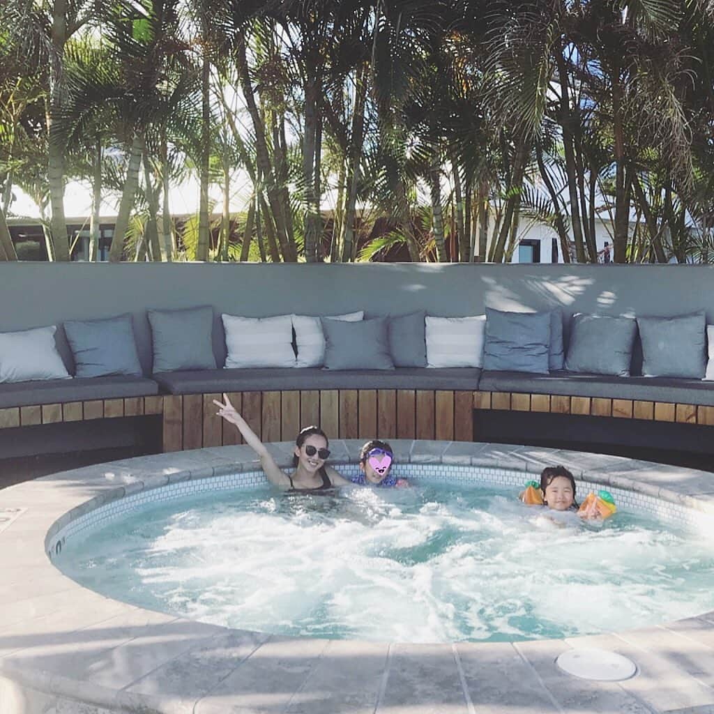 渡辺由香さんのインスタグラム写真 - (渡辺由香Instagram)「#hawaiilife #hawaiistagram  pool until dinner time お気に入りのジャグジースペース🌴 コンド生活って快適だな 毎日最高の天気！ 今日は週末でみんなでワイワイ🌈  #ハワイ生活 #親子ハワイ留学 #子連れハワイ #6歳」7月28日 1時51分 - yukawatanabe_hanabo