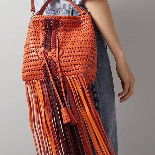 アニヤハインドマーチさんのインスタグラム写真 - (アニヤハインドマーチInstagram)「A new addition to the Neeson collection, the new drawstring bag is a soft, lightweight day bag made from intricate hand-woven leatherwork. Be bold with the fringe Neeson, with hand-woven drawstring tassels.  #AnyaHindmarch」7月28日 1時53分 - anyahindmarch