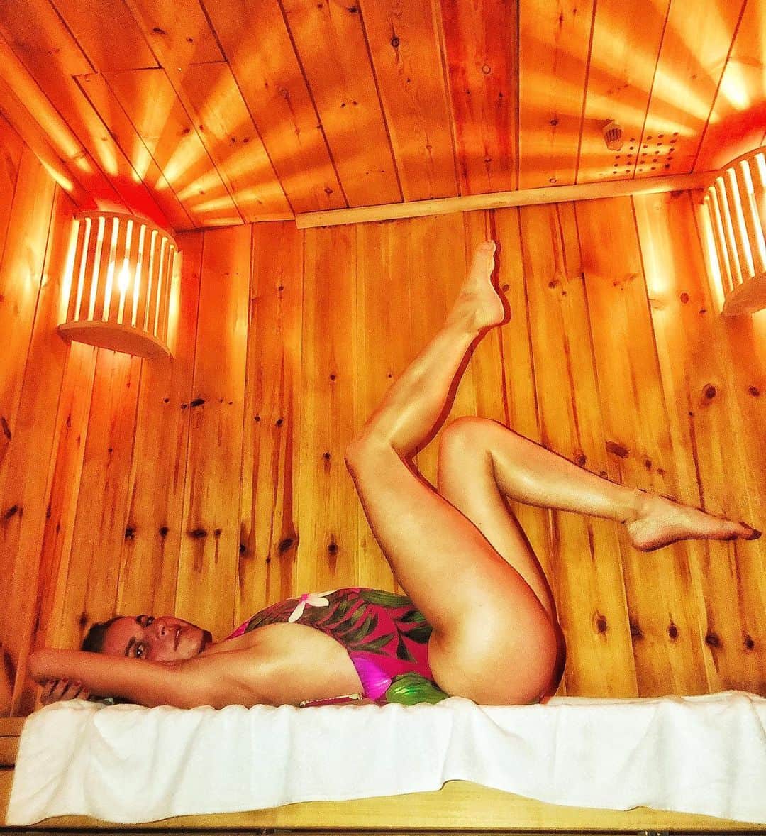 ヴァレンティーナ・マルケイさんのインスタグラム写真 - (ヴァレンティーナ・マルケイInstagram)「DAY OFF 🧖‍♀️ #sauna #posetotalmentenaturali 😂🤦🏻‍♀️#puntaabanana 🍌  #wannabeamodel 🙅🏻‍♀️ #not  #totallynaturalpose 😂」7月28日 1時53分 - valemarchei14
