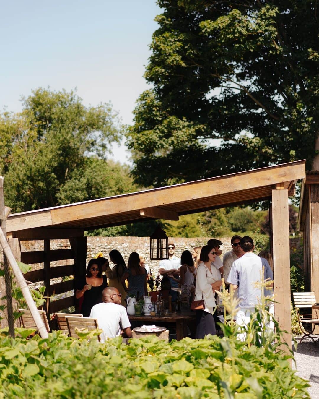 MR PORTERのインスタグラム：「At @thepig_hotel, lunch is best-served al fresco. Good job that's just how we like it. 🥬⁠ -⁠ Follow along on stories to see what we got up to on this week's country escape. #UNWINDwithMRPORTER 📸 @danwiltonphoto」