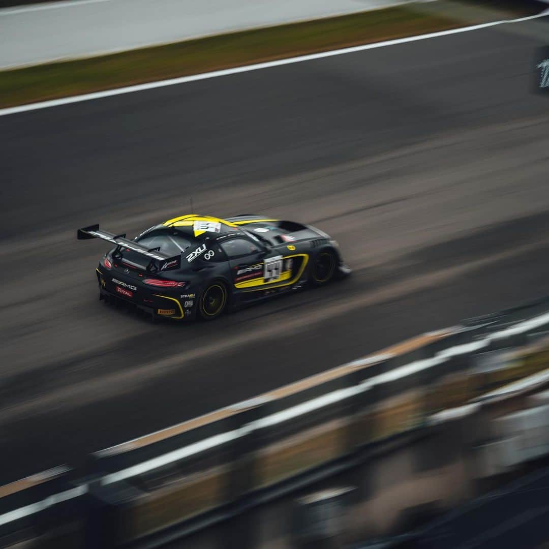 Mercedes AMGさんのインスタグラム写真 - (Mercedes AMGInstagram)「Lights out at the @total24hoursofspa! The race started in extremely wet conditions behind the safety car. All Mercedes-AMG GT3 are running well, keep your fingers crossed for the remaining 21.5 hours. 🤞#MercedesAMG #AMG #AMGGT3 #Spa24h #BlancpainGT IntGTC」7月28日 1時59分 - mercedesamg