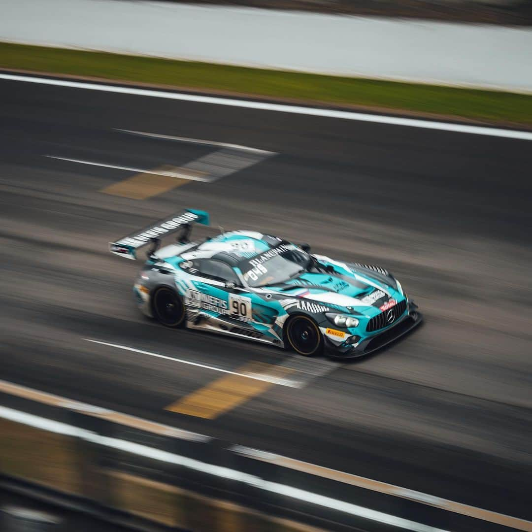 Mercedes AMGさんのインスタグラム写真 - (Mercedes AMGInstagram)「Lights out at the @total24hoursofspa! The race started in extremely wet conditions behind the safety car. All Mercedes-AMG GT3 are running well, keep your fingers crossed for the remaining 21.5 hours. 🤞#MercedesAMG #AMG #AMGGT3 #Spa24h #BlancpainGT IntGTC」7月28日 1時59分 - mercedesamg