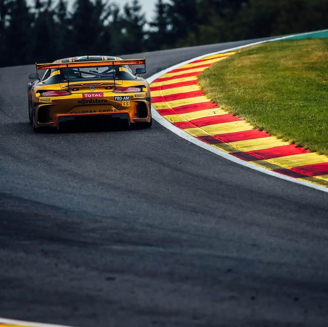 Mercedes AMGさんのインスタグラム写真 - (Mercedes AMGInstagram)「Lights out at the @total24hoursofspa! The race started in extremely wet conditions behind the safety car. All Mercedes-AMG GT3 are running well, keep your fingers crossed for the remaining 21.5 hours. 🤞#MercedesAMG #AMG #AMGGT3 #Spa24h #BlancpainGT IntGTC」7月28日 1時59分 - mercedesamg